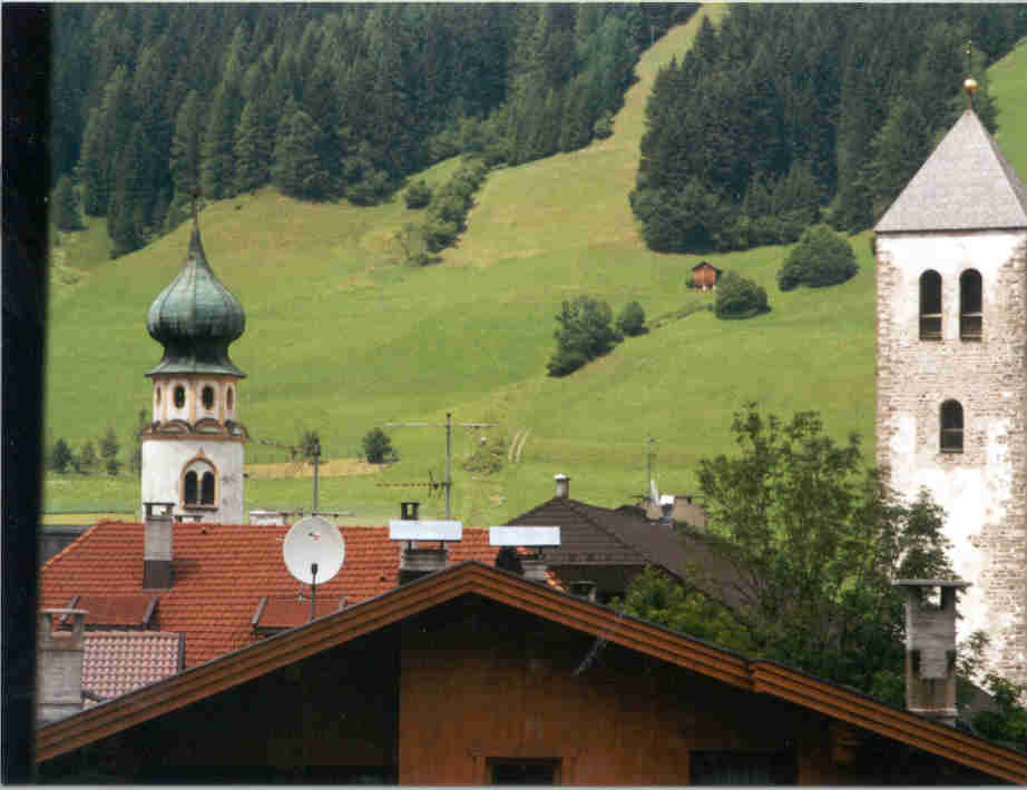 Blick vom Fenster zu den beiden Kirchen