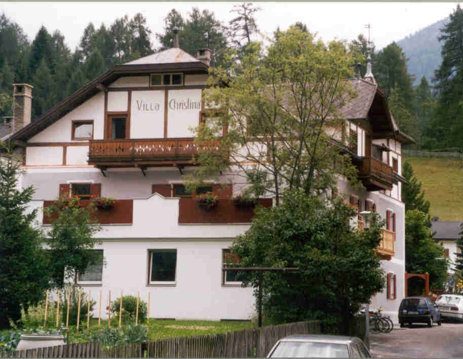 Das Haus mit dem Balkon des "Appartement IV"